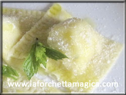 laforchettamagica.com - Ravioli di patate pecorino e menta