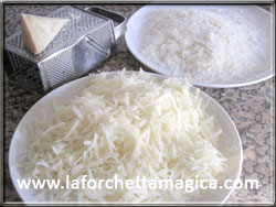 Grattugiare il pecorino sardo