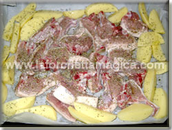 Cuocere le costine e le patate in forno