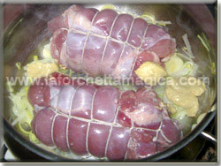 Rosolare i porri e unire la carne