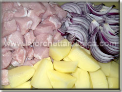 Tagliare la carne, le patate e la cipolla