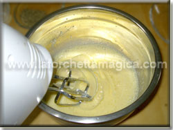 laforchettamagica.com - Sbattere le uova con una frusta