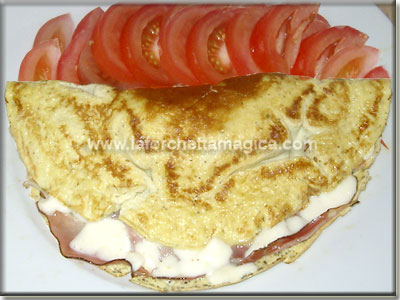 laforchettamagica.com - Omelette alle erbe con speck e scamorza