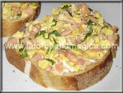laforchettamagica.com - Uova strapazzate con salmone affumicato