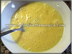 laforchettamagica.com - Sbattere le uova con una frusta