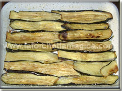 Disporre le melanzane sul fondo di una pirofila