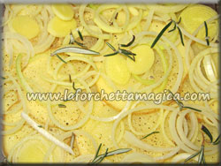 www.laforchettamagica.com - Sistemare le patate e le cipolle a strati