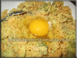 www.laforchettamagica.com - Unire l'uovo alla purea di ceci e patate