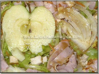 Lattughino con pollo mela e prosciutto