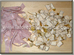 Tagliare il pollo e il prosciutto